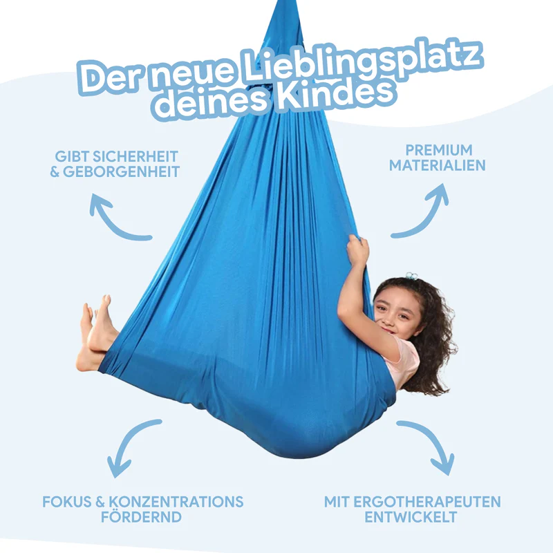 Kind entspannt in der Therapieschaukel